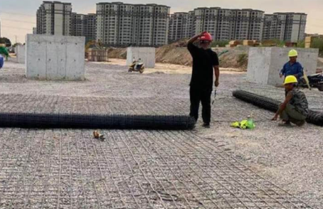 贵德土工格栅铺设前地基要怎么处理？